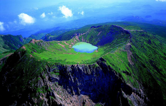 火山岛（由火山喷发物堆积而成的岛屿）