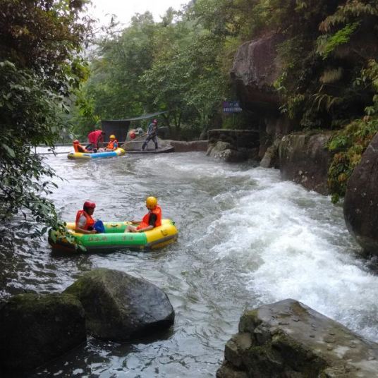 云浮天露山禅龙峡漂流