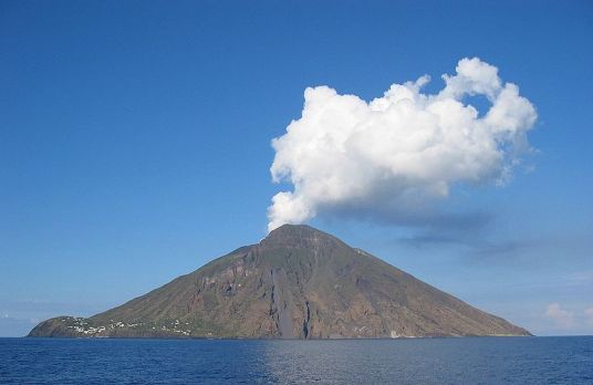 斯特龙博利火山