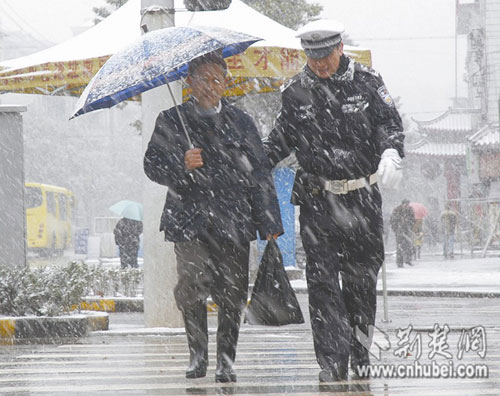 交警雪天帮过路车辆擦车窗，这个举动能为车主带来怎样的帮助？