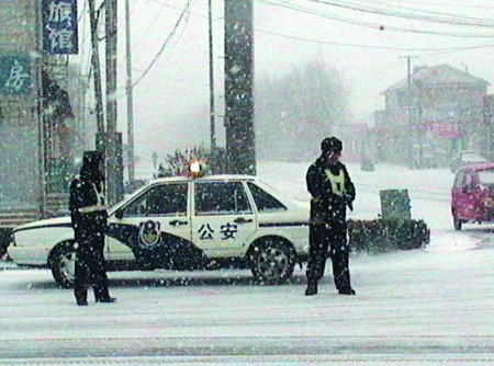 交警雪天帮过路车辆擦车窗，这个举动能为车主带来怎样的帮助？