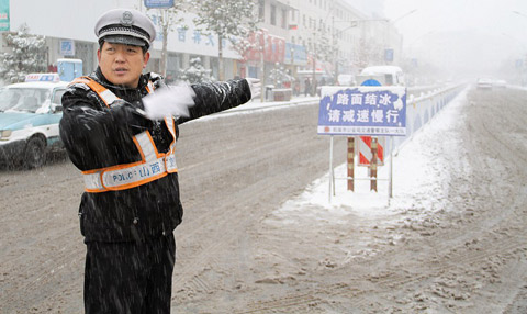 交警雪天帮过路车辆擦车窗，这个举动能为车主带来怎样的帮助？