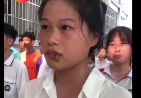 女生军训马蜂爬嘴后有何反应？