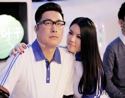 王岳伦在女儿旁边抽烟，这种行为是否该抵制？