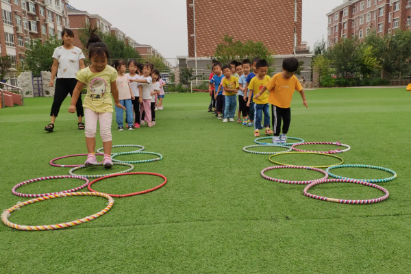 幼儿园户外活动的陆重经希检强重要性