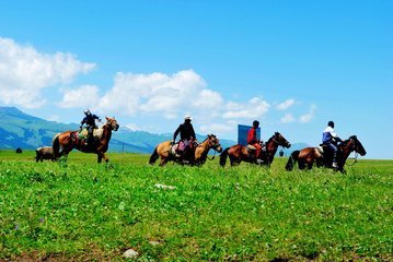 新疆伊犁旅游详细线路