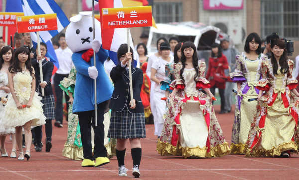 求有创意的运动会入场口号! 急!